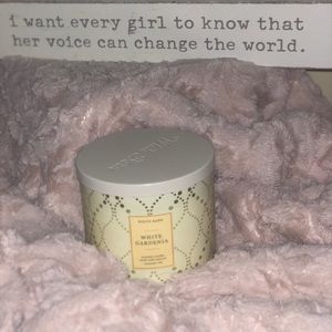 White Barn White gardenia candle